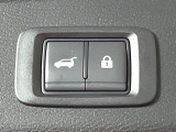 【パワーバックドア】スマートキーや運転席のボタンを押すだけでリアゲートが自動で開閉します!荷物を持っている時や、高い位置にあるバックドアを閉める際に便利な機能です♪