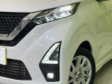 【LEDヘッドライト】悪天候や夜間走行時も良好な視界を確保し安心して運転できる高輝度LEDヘッドライトを装備!点灯速度が早く、消費電力も抑えられています。