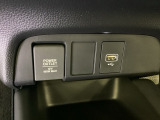アクセサリーソケットはUSBのアダプターなどをつければ、スマホの充電にも使えます。横にはナビゲーション用の外部入力可能なUSB端子がついています。