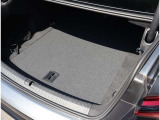 Audi正規ディーラーが高品質をお約束。高度な訓練・教育を受けたAudi専任メカニックが、100項目にもおよぶ精密な点検を実施。すべてクリアしたAudi車だけ、あなたのお手元に届けられるのです