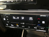 【オートエアコン】一度お好みの温度に設定すれば、車内の温度を検知し風量や温度を自動で調整。暑い&hellip;寒い&hellip;と何度もスイッチ操作をする必要はありません。快適な車内空間には必須の機能ですね♪