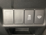 VSA装備車です。VSAはドライバーの操作と車の動きを見守っています。もし車の挙動が乱れたとき、4輪別々にブレーキをかけたり、エンジンパワーをしぼることによって車を安定させます。