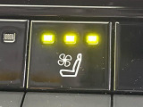 【シートヒーター&ベンチレーション】夏場は涼しい風でお尻や背中の熱やムレを防ぎ、冬はエアコンよりも早く温まってポカポカに!季節を問わず快適に過ごせます。