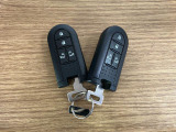 【スマートキー】 スマートキーを携帯していれば、ドアハンドルのボタンを押してロックの解除ができ、パワースライドドアもワンタッチで開閉できます。