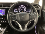 ハンドルにHondaセンシング系のクルーズコントロールやレーンキープアシストなどのスイッチと、オーディオの操作スイッチが装備されています。ハンドルから手を離さず安全に操作できます。