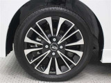 15インチアルミホイール(切削)が装着されています。タイヤサイズ165/55R15
