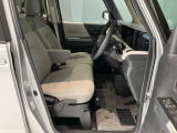運転席、助手席です。座面も広くゆったりと座れてアームレストも付いているので重宝します。