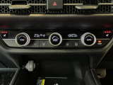 オートエアコンは左右席で独立温度コントロールが可能です。運転席はキンキンに冷やして助手席はマイルドにと言った設定が可能です☆暑さ寒さでケンカすることもなくなりますね♪
