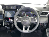 運転席まわりです。 各操作スイッチは使いやすい位置に配置されてます。
