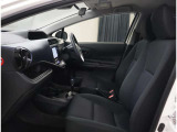 運転席助手席はゆとりがあります★ 足元も大変広々しております。