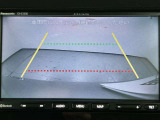 【バックカメラ】駐車時に後方がリアルタイム映像で確認できます。大型商業施設や立体駐車場での駐車時や夜間のバック時に大活躍!運転スキルに関わらず今や必須となった装備のひとつです!