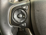 ステアリングスイッチがついていますので、オーディオのチャンネル変更、ボリューム、ジャンル変更が操作可能です。ハンドルから手を離さず安全に操作できます。