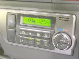 【オートエアコン】一度お好みの温度に設定すれば、車内の温度を検知し風量や温度を自動で調整。暑い&hellip;寒い&hellip;と何度もスイッチ操作をする必要はありません。快適な車内空間には必須の機能ですね♪