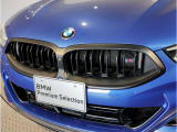 【キドニーグリル】BMWは約90年もの間、ほぼ全ての車両にひと目でBMWだと分かるこの特徴的なフロントグリルが備えられ、デザイン・アイコンとして親しまれてきました。