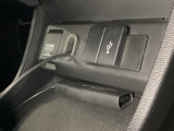 アクセサリーソケットはUSBのアダプターなどをつければ、スマホの充電にも使えます。横にはナビゲーション用の外部入力可能なUSB端子がついています。移動中に充電もできるので便利です。