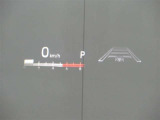 カラーヘッドアップディスプレイ付き。少ない視線移動で情報を確認できるので、運転の疲労軽減に繋がりますよ♪