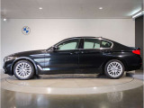 BMWではロングホイールベースの採用をしており、すべての車種に適用され、走行中の安定感の向上されております。また室内空間の広さにも貢献しております。