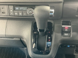 オートマチックシフトレバーは、手になじみ操作しやすい形状で安全運転にもつながります♪