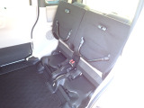 ◆チップアップ&ダイブダウン機構付【ULTR SEAT】は後席座面を左右分割で跳ね上げることができます。トランクで積載できない背の高い荷物をラクラク収納できます。ホンダ車ならではの人気装備です。