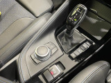【シフトノブ】BMWの高性能オートマチックは、ATセレクトレバーを左側に倒すことで、通常の「D」から「S」(スポーツ)または「M」(マニュアル)へと切り替えが可能です。