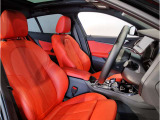 【コックピットシート】BMW車の主役席。車体中央にくる様に配置し車両重心とが一致する事でドライバーと車との一体感あるドライビングを実現。人間工学に基づき形成した形状が長時間のドライブ疲労も軽減します!