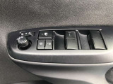 電動格納式ドアミラー付き。 狭い駐車場へ停めた時に、ボタン1つで左右のミラーをたたむ事ができます。