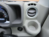 ドリンクホルダー★すぐ手が届く位置にドリンクホルダーを装備しています。運転中の水分補給もご安心です♪