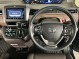 【ハンドル】運転にかかわる様々な操作を安全に行えるように視点移動が少なく操作性に配慮されたスイッチ類が凝縮されたコックピットです。