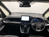 シンプルながら機能性あふれる運転席廻りです。視界性もよく、運転しやすいですよ。