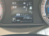 優れた視認性とデザイン性を兼ね備えたメーターです。瞬間燃費・平均燃費表示とともに燃費を意識した丁寧な走りをサポートします。