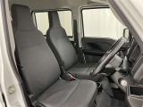 高いホールド性で運転姿勢が安定します。長距離ドライブでも疲れにくいのが魅力です。快適なドライビングライフをお送りください♪