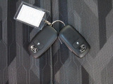 電子キーをポケットやカバンに入れているだけで、ドアの開錠・施錠が行えます。荷物を抱えていてもラクラク開閉です。エンジン始動も行えます。
