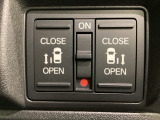 リアドアは乗り降りに便利な両側電動スライドドアです。また運転席に座っていながらスイッチ操作で自在にスライドドアを開け閉めできます。