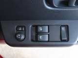 電動格納ミラーあり。駐車の時に便利です。パワーウインドウも付いてます。