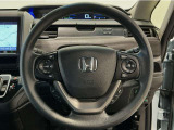 運転にかかわる様々な操作を安全に行えるように視点移動が少なく操作性に配慮されたスイッチ類が凝縮されたコクピットです。