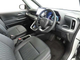 シンプルで使いやすいデザインの運転席です。
