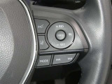 【レーダークルーズコントロール】(全車速追従機能付)付きです。車速に応じて追従支援してくれるので、ロングドライブも快適です。詳細は販売店スタッフまでおたずねください。