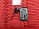 電子キーをポケットやカバンに入れているだけで、ドアの開錠・施錠が行えます。荷物を抱えていてもラクラク開閉です。エンジン始動も行えます。