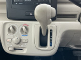 オートマチックシフトレバーは、手になじみ操作しやすい形状で安全運転にもつながります♪