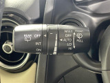 【オートワイパー(AUTO)】雨が降り出した時に、雨滴検出用センサー(レインセンサー)が雨滴を感知すると、自動でワイパーが動作します。