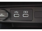 ドライブの時間をスマートフォン等の充電時間に。運転席からも助手席からも使いやすい位置に、急速充電対応タイプのUSBジャックを設けました。