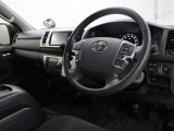 運転席と助手席間のウォークスルーが可能です。運転席側のドアを開けられない場合などに、助手席側のドアから乗り降りすることができます。