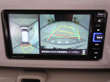 パノラミックビューモニター付きです。車両を上から見たような映像をディスプレイオーディオ画面に表示。運転席からの目視だけでは見にくい、車両周辺の状況をリアルタイムでしっかり確認できます。
