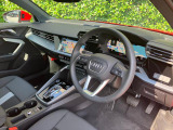人間工学に基づいて設計されたシートは車のもっているドライビングフィールを存分にドライバーに伝えてくれるクオリティの高い仕上がりとなっています。