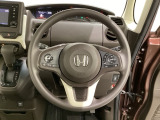 ハンドルにHondaセンシング系のクルーズコントロールやレーンキープアシストなどのスイッチと、オーディオの操作スイッチが装備されています。ハンドルから手を離さず安全に操作できます。