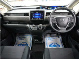 運転にかかわる様々な操作を安全に行えるように視点移動が少なく、操作性に配慮されたスイッチ類が凝縮されたコクピットです。