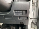 ハンズフリーオートスライドドア〈両側〉(挟み込み防止機構付)は運転席からも開閉可能。また、荷物やお子さまの抱っこで両手がふさがっていても、片足を振り入れるだけでスライドドアが開閉できます。