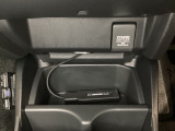 アクセサリーソケットはUSBのアダプターなどをつければ、スマホの充電にも使えます。周辺には物が置けるトレーがついています。