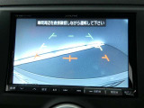 バックガイドモニター付き。車両後方の映像をナビ画面に表示し、駐車などの後退操作をサポートします。