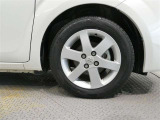 純正のアルミホイール装着車です 純正は車両デザインに合わせてデザインしてありますのでクルマとのデザインマッチングは秀逸です